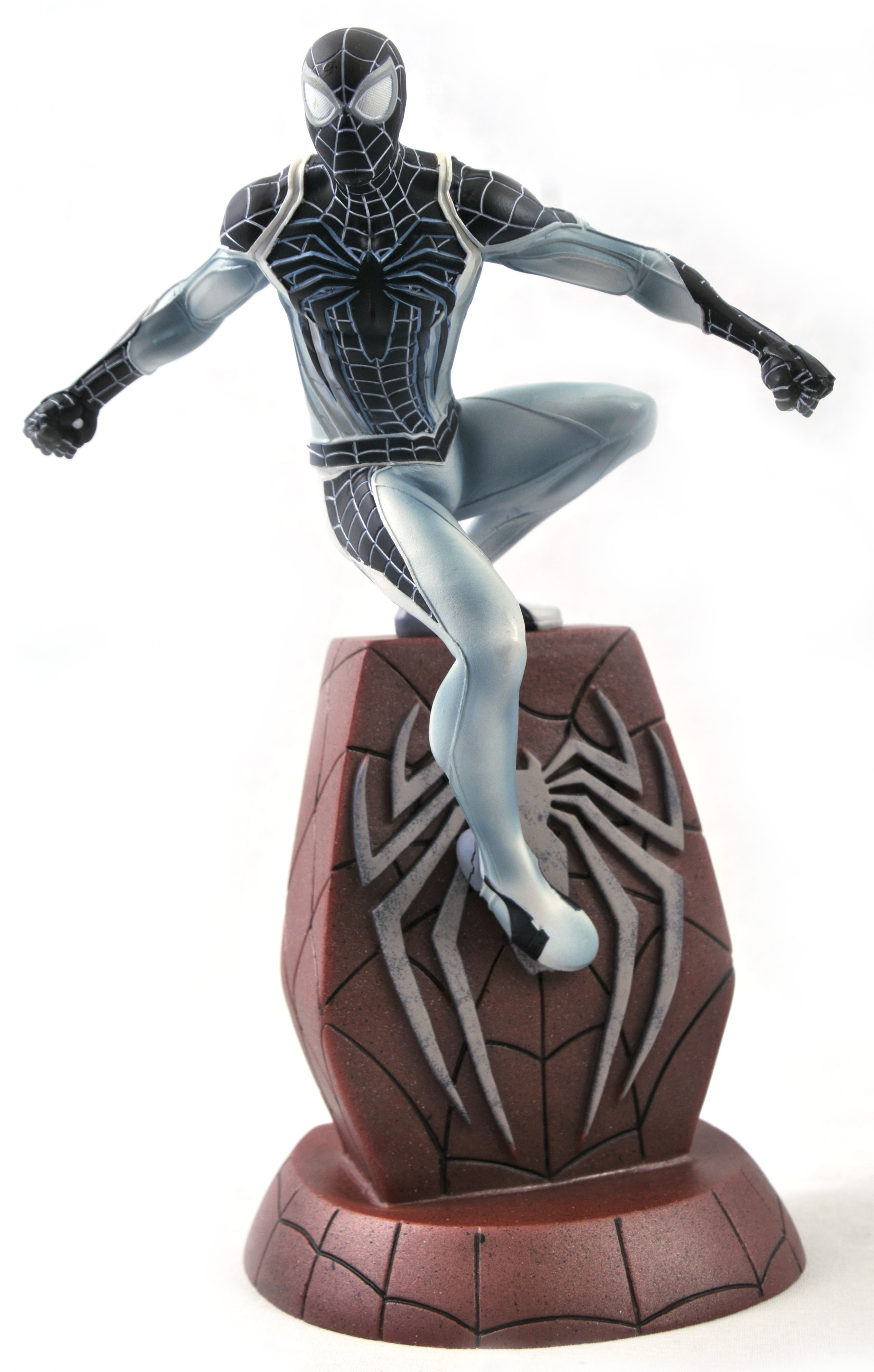 diamond select spider man statue