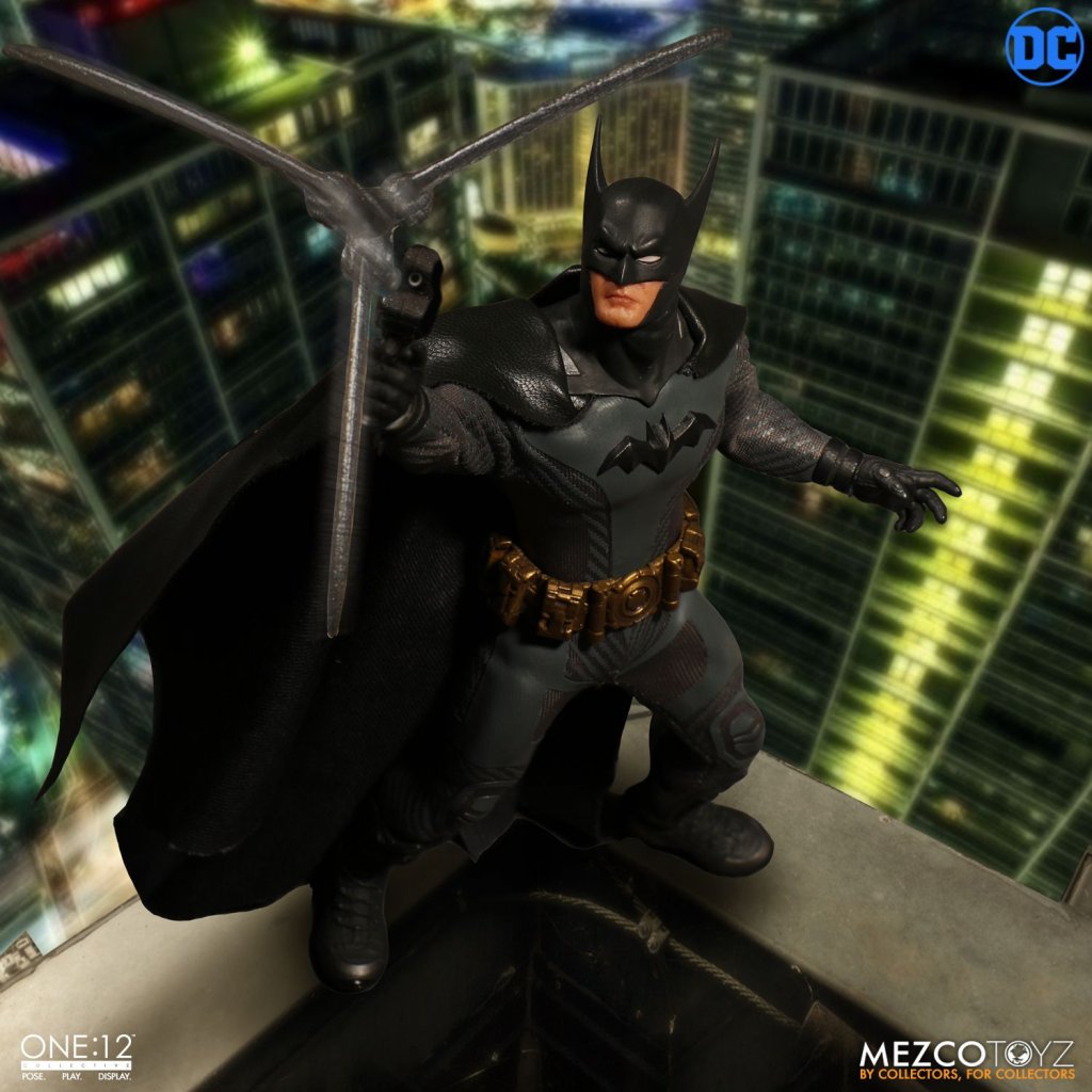 Mezco-Batman-Ascending-Knight-006.jpg