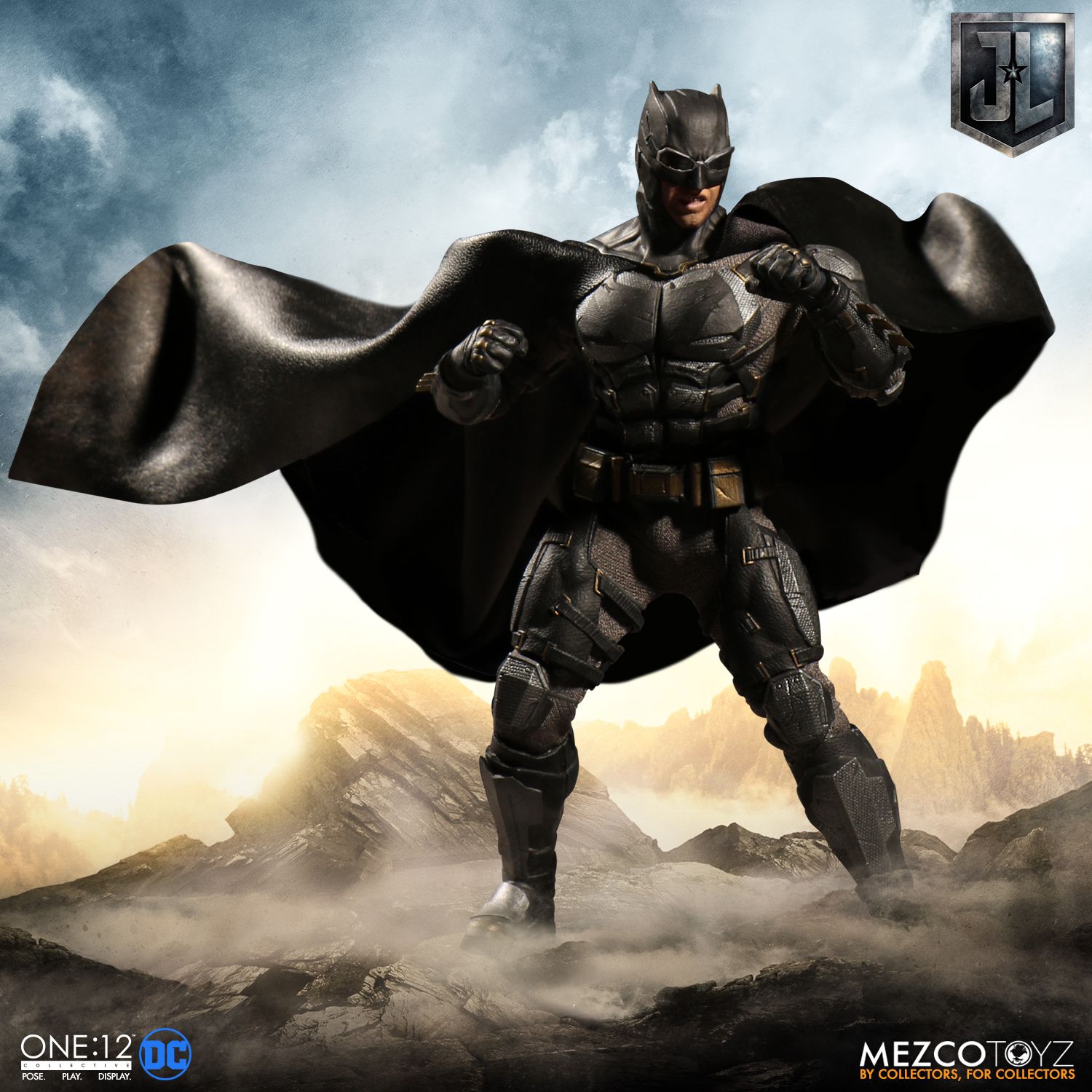 Mezco-Tactical-Suit-Batman-002.jpg