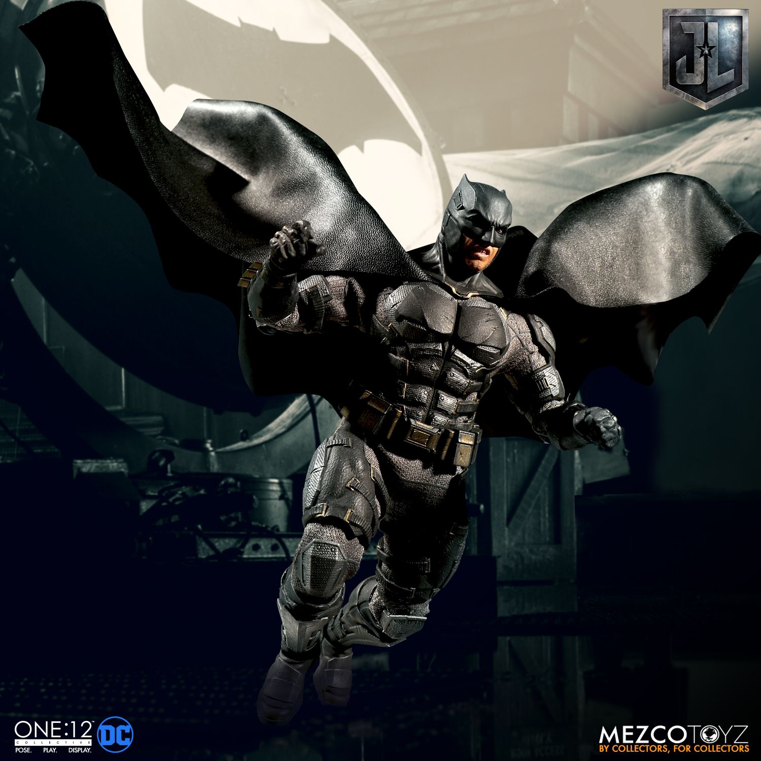 Mezco-Tactical-Suit-Batman-004.jpg