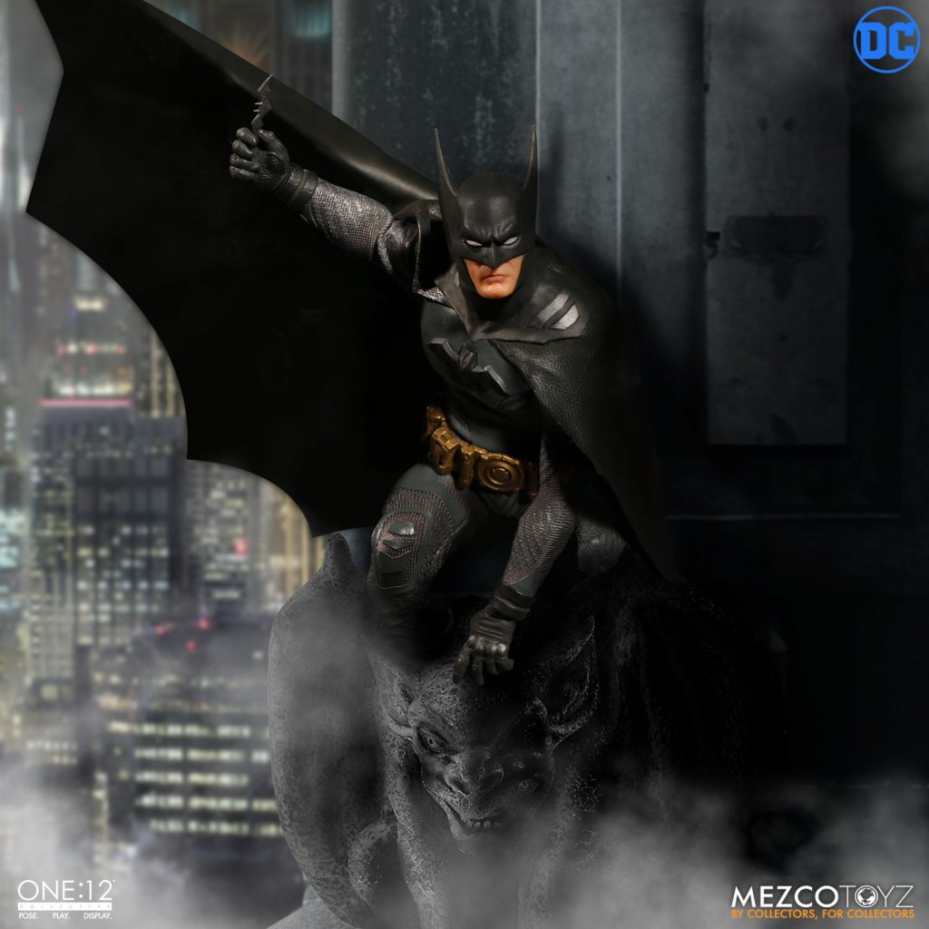 Mezco-Batman-Ascending-Knight-004.jpg