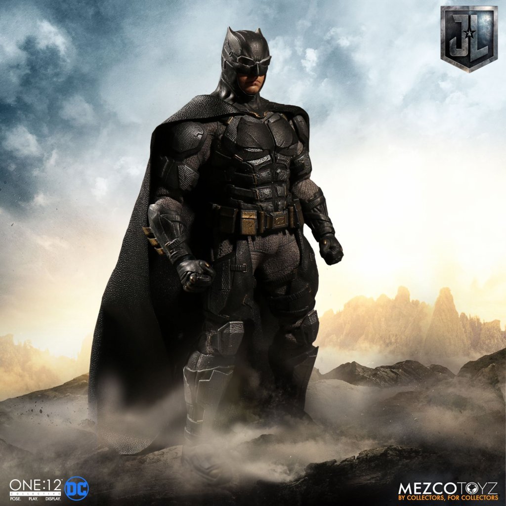 Mezco-Tactical-Suit-Batman-001.jpg
