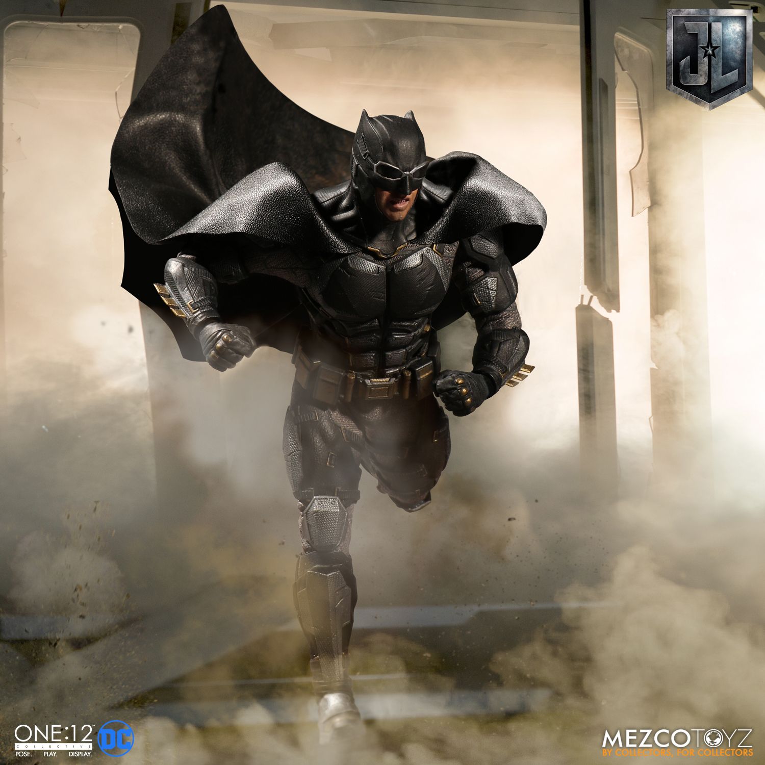 Mezco-Tactical-Suit-Batman-008.jpg