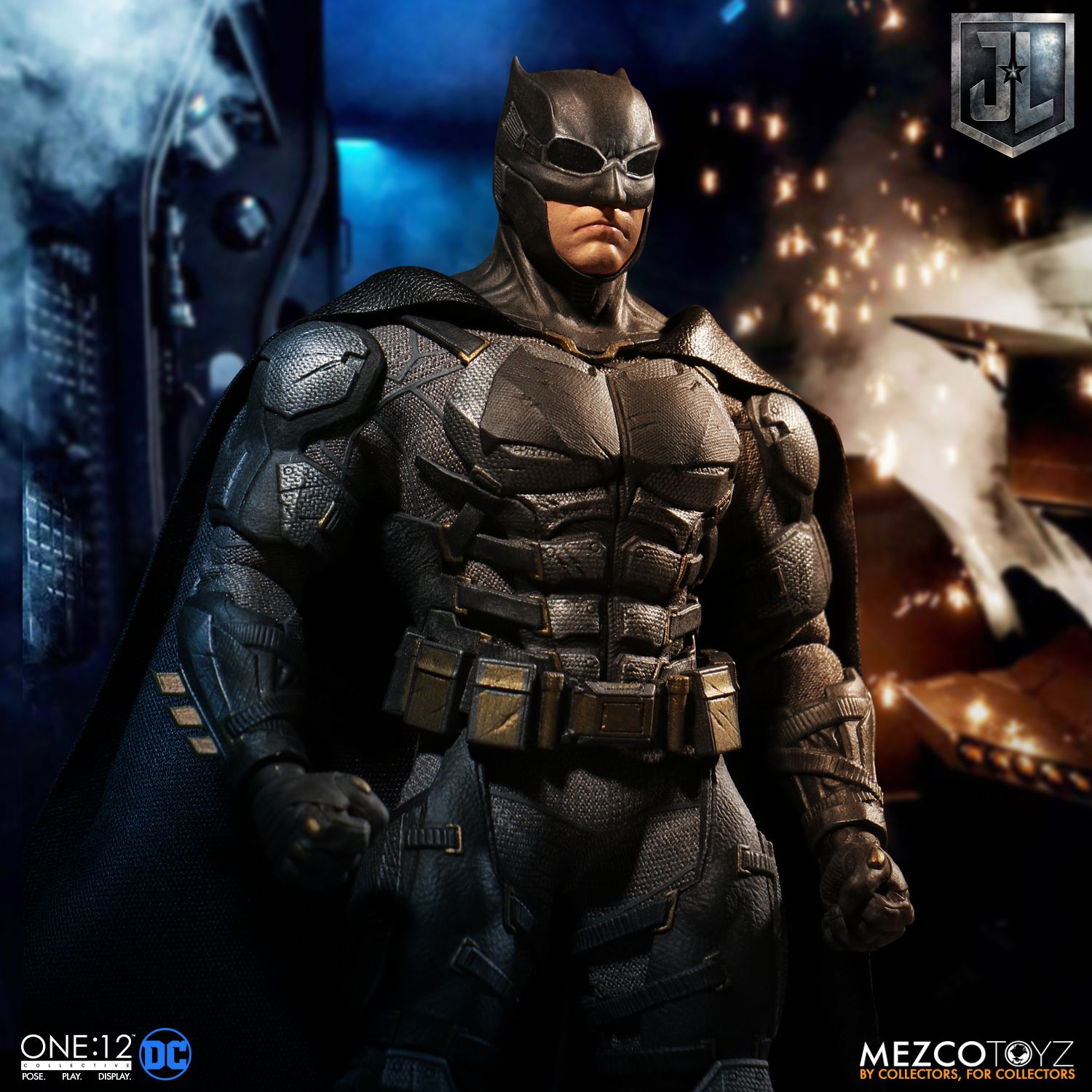 Mezco-Tactical-Suit-Batman-012.jpg