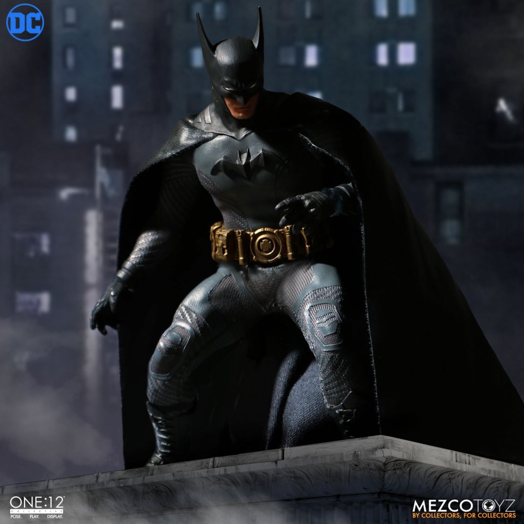 Mezco-Batman-Ascending-Knight-003.jpg
