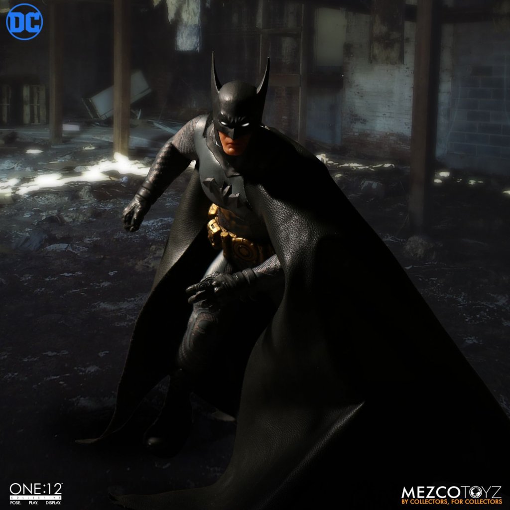 Mezco-Batman-Ascending-Knight-007.jpg