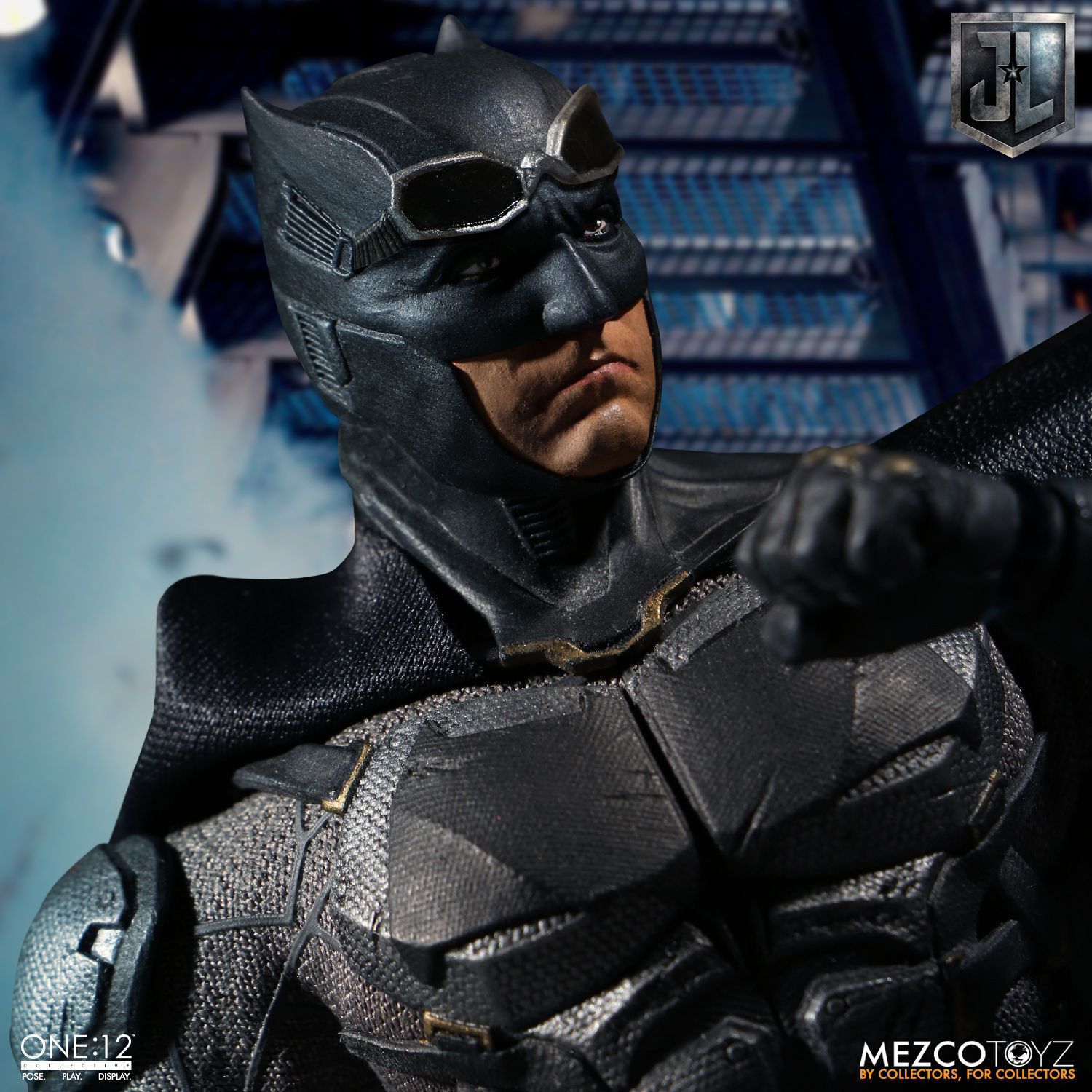 Mezco-Tactical-Suit-Batman-011.jpg