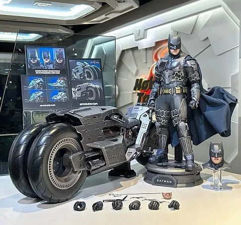 Фигурка Бэтмен — Hot Toys MMS705 The Flash Batman and Batcycle Set 1/6