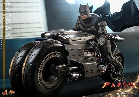 Фигурка Бэтмен — Hot Toys MMS705 The Flash Batman and Batcycle Set 1/6