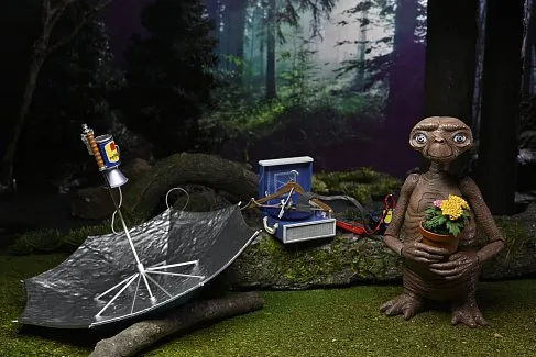 Фигурка Инопланетянин — Neca 40th Anniversary ET Ultimate LED