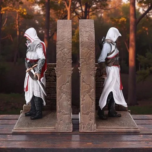 Статуэтка Altair and Ezio — Nemesis Now Assassins Creed Bookends