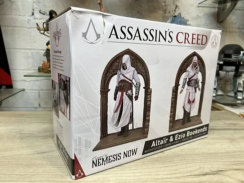 Статуэтка Altair and Ezio — Nemesis Now Assassins Creed Bookends BD