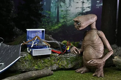 Фигурка Инопланетянин — Neca 40th Anniversary ET Ultimate LED