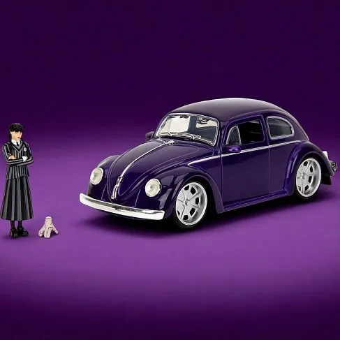 Модель Wednesday 1972 VW Beetle w Wednesday & Thing Figures — 1:24 Die-cast Model