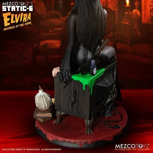 Фигурка Эльвира — Mezco Elvira Static 6