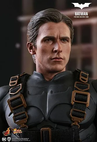 Фигурка Batman Exclusive — Hot Toys MMS595 Batman Begins 1/6