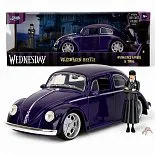 Модель Wednesday 1972 VW Beetle w Wednesday & Thing Figures — 1:24 Die-cast Model