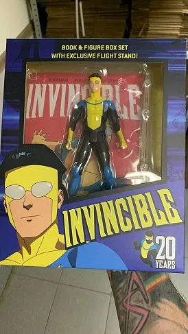 Фигурка Invincible Deluxe Figure Volume 1 Comic Book Set Previews Exclusive — Diamond Select