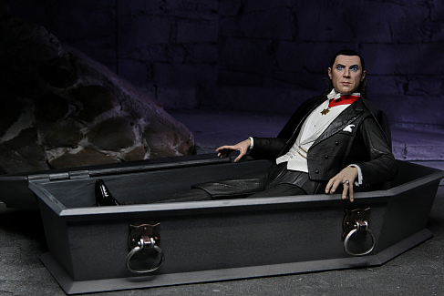Фигурка Dracula Transylvania — Neca Universal Monsters Ultimate Color