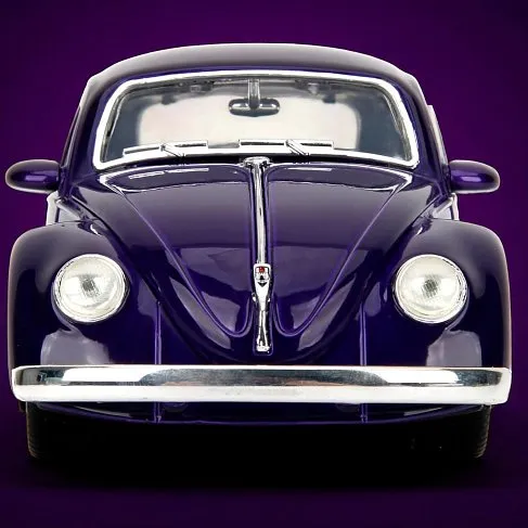 Модель Wednesday 1972 VW Beetle w Wednesday & Thing Figures — 1:24 Die-cast Model