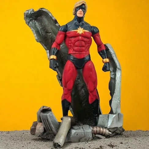 Фигурка Captain Marvel — Marvel Select Classic