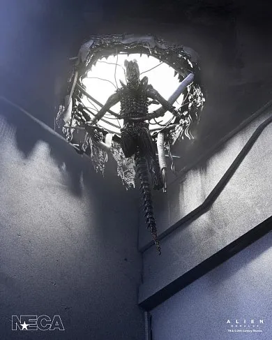 Фигурка Alien Romulus Xenomorph XX121 Deluxe Suspended Lab — Neca Ultimate Figure