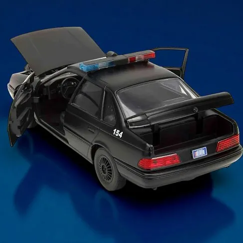 Модель Ford Taurus — 1:24 Die-Cast Metal Vehicle w Figure Robocop 1987