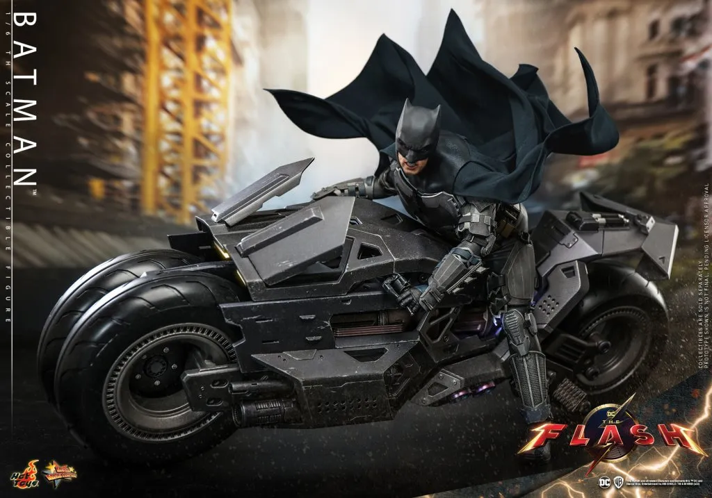 Hot-Toys-The-Flash-Affleck-Batman-009.jpeg