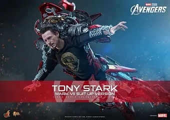 Тони Старк врывается в костюм из "Мстителей" - новая фигурка от Hot Toys