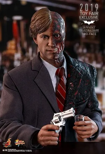 Эксклюзивная фигурка Двуликого из "Темного Рыцаря" от Hot Toys