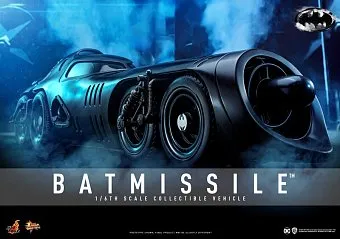 Бэтмен уходит от погони на новенькой модели от Hot Toys