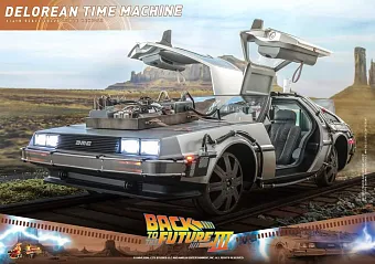 Погнали за третьей моделью ДеЛориана от Hot Toys