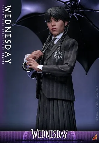 Разгадай тайны Семейки Аддамс с новой фигуркой Уэнсдей от Hot Toys